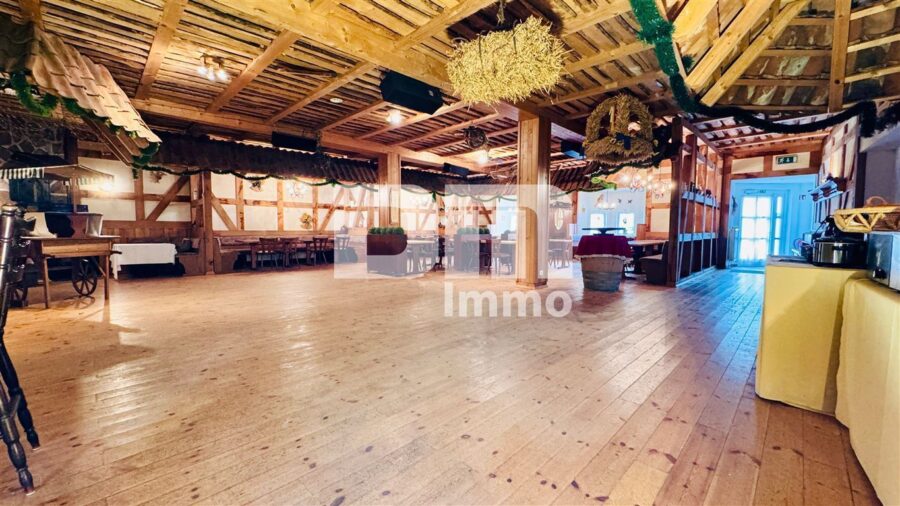 Opulente Gästehausanlage mit 13 Zimmern,2 Sälen,Gastronomiebetrieb + Betreiberwohnung - EG Gebäude 3 Saal / Tresen